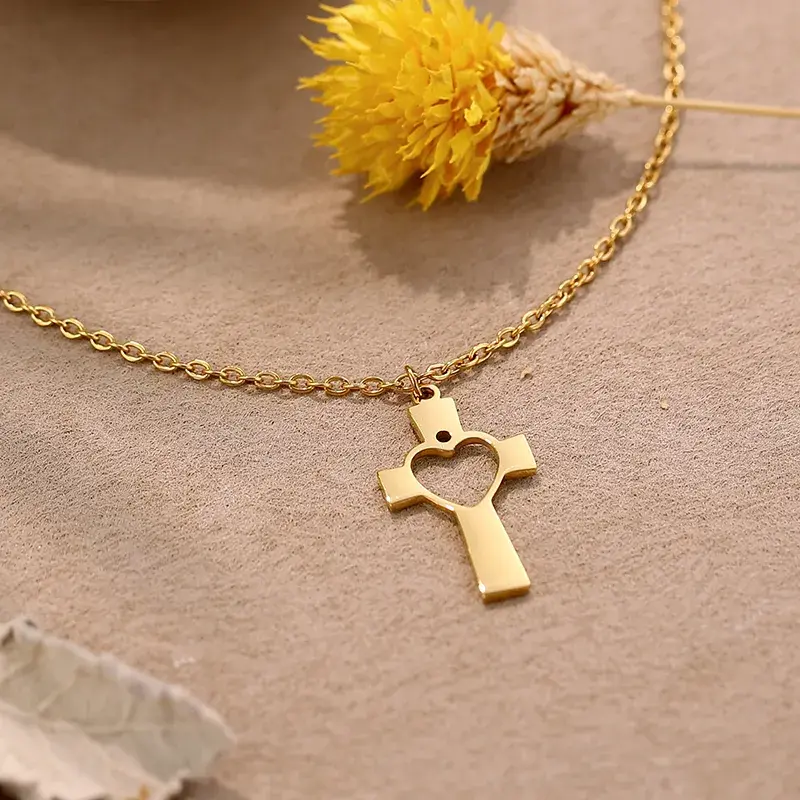 collier pendentif croix sainte